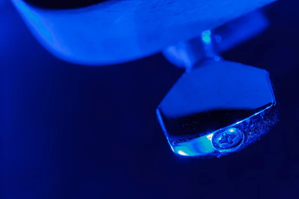 Guitarra eléctrica afinación clavijas en luz azul — Foto de Stock