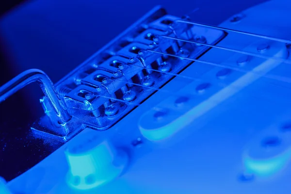 Ponte de uma guitarra elétrica com luz azul — Fotografia de Stock