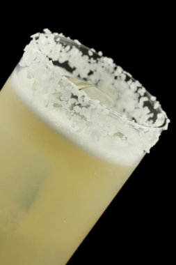 Tuzlu köpek cin ya da votka ve greyfurt suyu tuz çerçeveli cam içeren bir içecektir