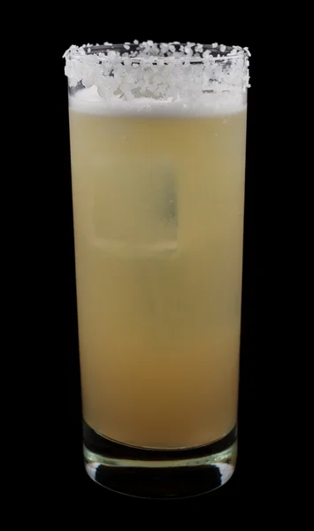 Salziger Hund ist ein Getränk, das Gin oder Wodka und Grapefruitsaft in einem salzumrandeten Glas enthält — Stockfoto