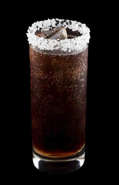 Bebida Batanga recheada com sal isolado em preto — Fotografia de Stock