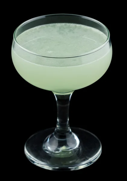 Cocktail fantôme vert isolé sur fond noir — Photo