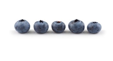 Beyaz bir arka plan karşı bir satırda beş yaban mersini