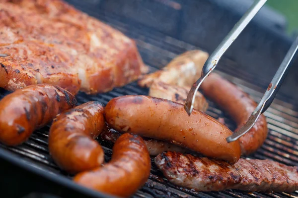 Carne variada de pollo y cerdo y embutidos en la parrilla de barbacoa —  Fotos de Stock