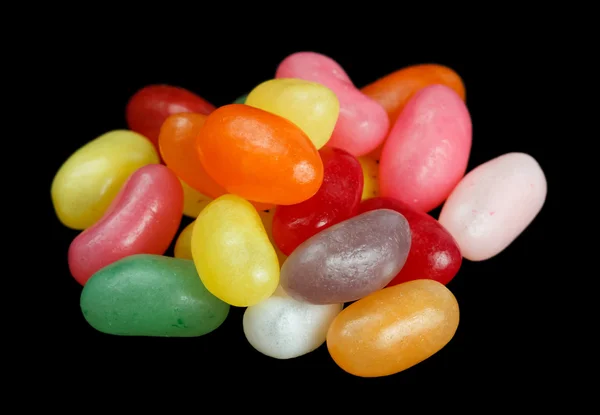 Stapel van gelei bonen geïsoleerd op zwarte achtergrond — Stockfoto