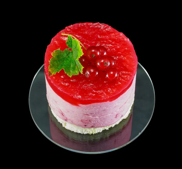 Один маленький пирог из красной смородины, украшенный ягодами — стоковое фото
