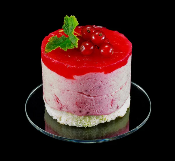 Un pequeño pastel de grosella roja decorado con bayas — Foto de Stock
