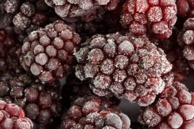 Birkaç donmuş böğürtlen