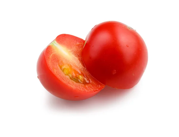 Eine halbierte Tomate isoliert auf weißem Hintergrund — Stockfoto