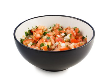 Salsa pico de gallo siyah bir kasede beyaz izole