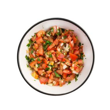 Salsa pico de gallo siyah bir kasede beyaz izole