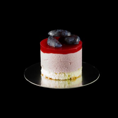 Erik takozlar ile dekore edilmiş tek küçük pasta