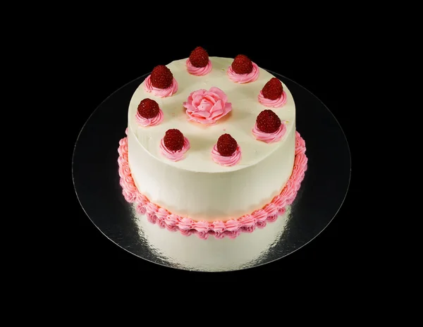 Un pastel blanco decorado con una rosa y frambuesas — Foto de Stock