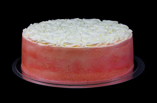 Un pastel rojo decorado con glaseado de crema de mantequilla y perlas — Foto de Stock