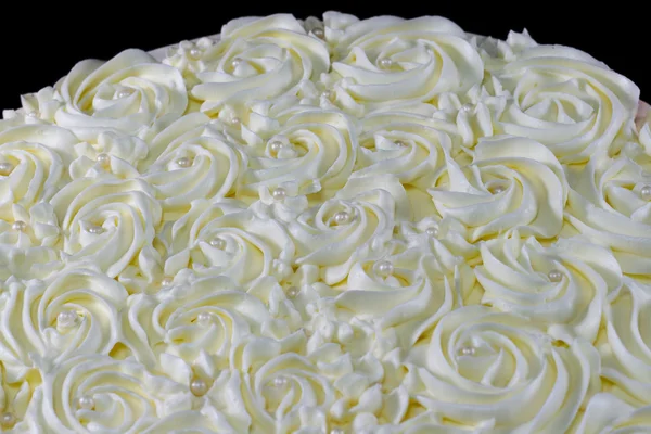 Крупный план глазури из сливочного крема и жемчуга на торте — стоковое фото