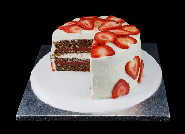 Un pastel blanco decorado con rodajas de fresas — Foto de Stock