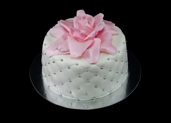 Un pastel blanco decorado con una rosa rosa — Foto de Stock