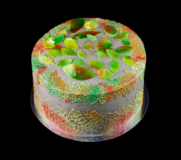 Un pastel gris con hojas en colores otoñales — Foto de Stock
