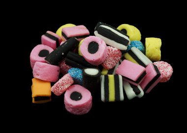 Meyan kökü Duracaksınız bir yığın şeker izole üzerinde siyah arka plan