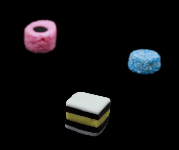 3 甘草 allsorts キャンディの分離された黒い背景 — ストック写真