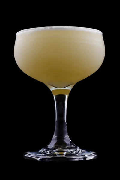 Cocktail visitante isolado em preto — Fotografia de Stock