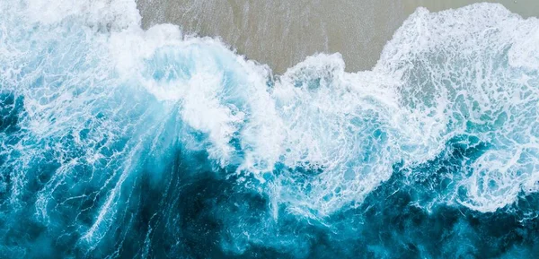 Ondas Batendo Praia — Fotografia de Stock