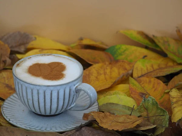 Кружка Кофе Столе Осенними Листьями — стоковое фото