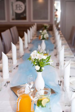 İlk Kutsal Komünyon resepsiyonu sırasında Polonya 'da sıcak ve güneşli bir bahar gününde hazırlanan bir masa.