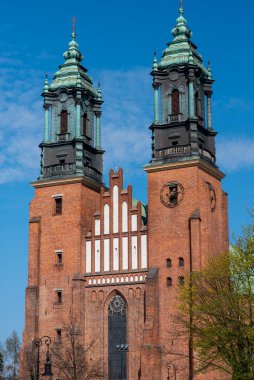 Ostrow Tumski Poznan, Polonya 'da, Warta ve Cybina nehirleri yakınlarındaki St. Peter ve St. Paul Archthedral Bazilikası.