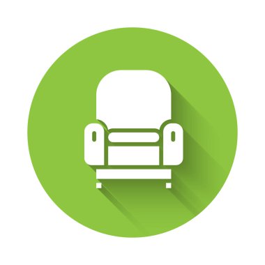 Uzun gölgeli beyaz Kol Koltuğu simgesi. Yeşil daire düğmesi. Vektör.