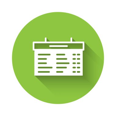 Beyaz Tren İstasyonu simgesi uzun gölgeli izole edildi. Mekanik skor tabelası. Trendeki billboarddaki uçuş bilgileri. Yeşil daire düğmesi. Vektör.