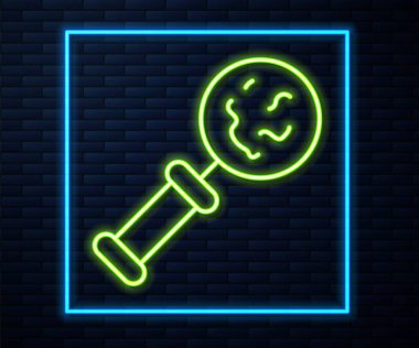 Büyüteç simgesi altında parlayan neon hattı mikroorganizmaları tuğla duvar arkasında izole edilmiş. Bakteri ve mikroplar, hücre kanseri, mikrop, virüs, mantar. Vektör.