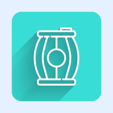 Uzun gölgeli beyaz çizgi barut namlusu ikonu. TNT dinamit ahşap fıçı. Yeşil kare düğmesi. Vektör.