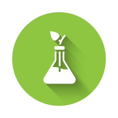 Beyaz Bitki Üreme ikonu uzun gölgeli izole edilmiş. Test tüplerinde büyüyen bitkiler. Organik gıda, tarım ve hidrofonik. Yeşil daire düğmesi. Vektör.