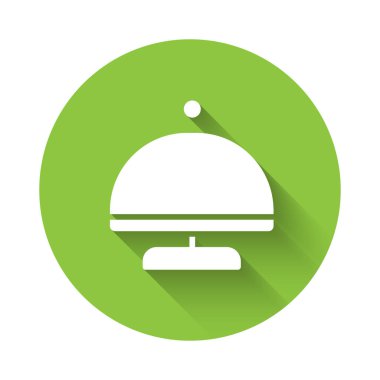 Uzun gölgeli bir tepsi yemek ikonu ile kaplanmış. Tepsi ve kapak işareti. Kapaklı bir restoran saati. Yeşil daire düğmesi. Vektör.