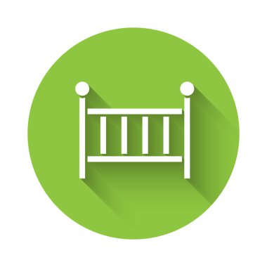 Beyaz Bebek beşik yatak ikonu uzun gölgeli izole edilmiş. Yeşil daire düğmesi. Vektör.