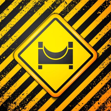 Siyah Kaykay Parkı simgesi sarı arkaplanda izole edildi. Rampa seti, paten parkı için merdiven. Olağanüstü bir spor. Uyarı işareti. Vektör.