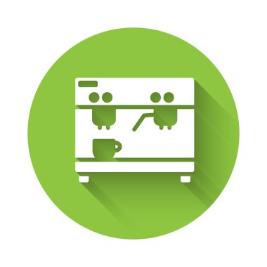 Beyaz kahve makinesi ikonu uzun gölgeli izole edilmiş. Yeşil daire düğmesi. Vektör İllüstrasyonu.