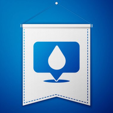 Mavi su damlası mavi arkaplanda izole edilmiş konum simgesi. Beyaz flama şablonu. Vektör İllüstrasyonu.