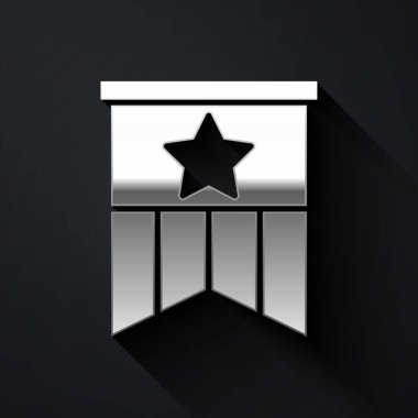 Gümüş Amerikan bayrağı simgesi siyah arkaplanda izole edildi. ABD bayrağı. Amerika Birleşik Devletleri. Uzun gölge tarzı. Vektör.