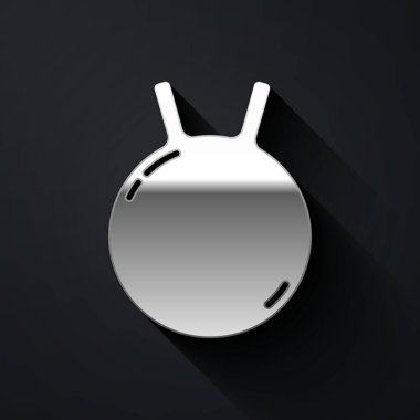 Gümüş Kettlebell simgesi siyah arkaplanda izole edildi. Spor malzemeleri. Uzun gölge tarzı. Vektör.