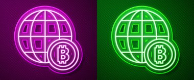 Parlak neon hattı Globe ve kripto para birimi simgesi. Mor ve yeşil arka planda izole edilmiş Bitcoin simgesi. Madeni para. Engelleme zinciri tabanlı şifreli para birimi. Vektör.