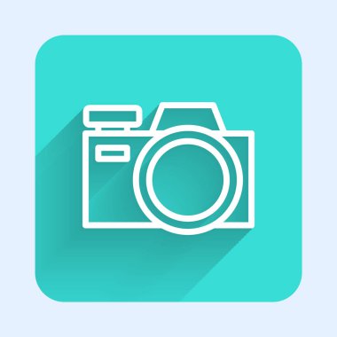 Beyaz çizgi fotoğraf makinesi ikonu uzun gölgeli izole edildi. Fotoğraf makinesi simgesi. Yeşil kare düğmesi. Vektör.
