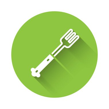 Beyaz Çatal simgesi uzun gölgeli izole edilmiş. Çatal bıçak sembolü. Yeşil daire düğmesi. Vektör.
