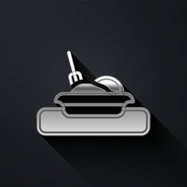 Siyah arka planda gümüş tabak, çatal ve bıçak ikonu var. Çatal bıçak sembolü. Restoran tabelası. Uzun gölge tarzı. Vektör.