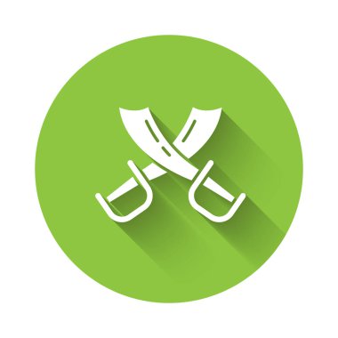 Uzun gölgeli beyaz haçlı korsan kılıcı ikonu. Kılıç işareti. Yeşil daire düğmesi. Vektör.