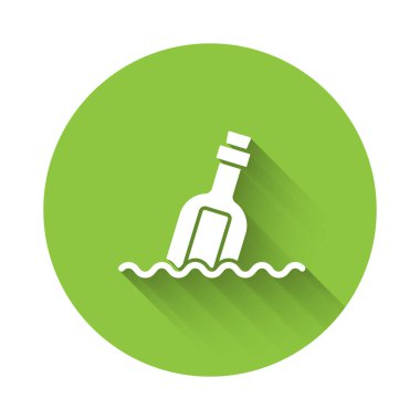 Su ikonunda uzun gölgeli bir mesaj olan beyaz cam şişe. Şişedeki mektup. Korsanların sembolü. Yeşil daire düğmesi. Vektör.