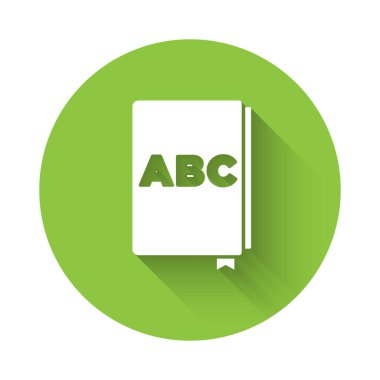 Beyaz ABC kitap simgesi uzun gölgeli izole edilmiş. Sözlük kitabı işareti. Alfabe kitabı simgesi. Yeşil daire düğmesi. Vektör.