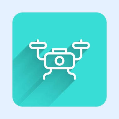 Beyaz çizgi uçan İHA ikonu uzun gölgeli izole edildi. Video ve fotoğraf makinesi sembollü dörtlü helikopter. Yeşil kare düğmesi. Vektör.
