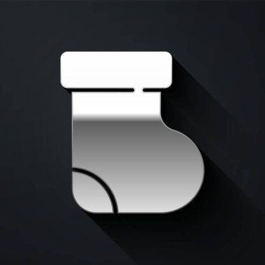 Gümüş bebek çorabı giysisi simgesi siyah arka planda izole edilmiş. Uzun gölge tarzı. Vektör.